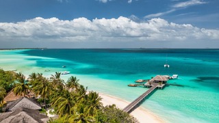 モルディブが来月から、旅行者に課す出国税の額を引き上げる