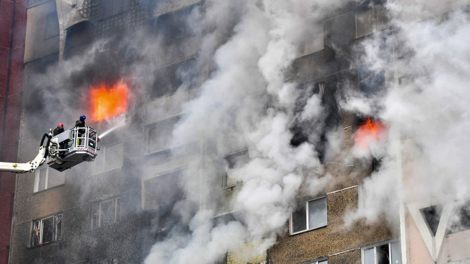 今年2月、首都キーウへのミサイル攻撃で発生した住居ビル火災の消火に当たる消防士ら/Sergei Supinsky/AFP/Getty Images
