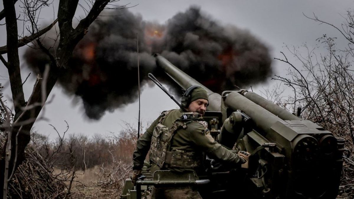 ロシア軍に向けて自走式榴弾砲を発射するウクライナ軍第24独立機械化旅団の兵士/Ukrainian Armed Forces/Reuters