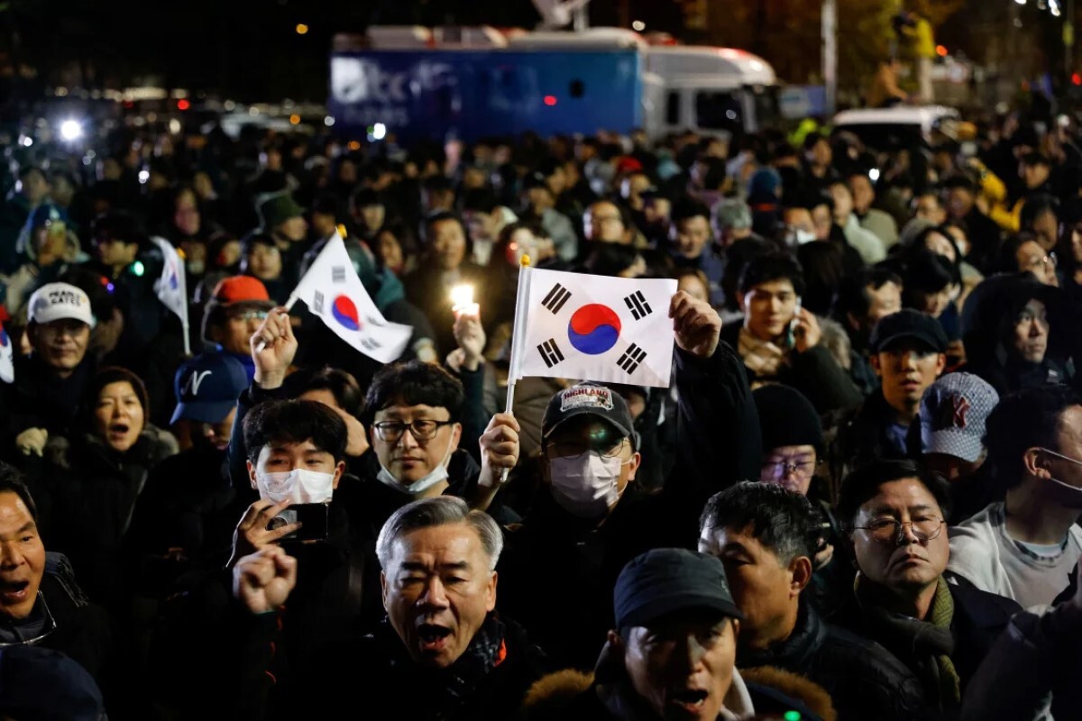韓国の国会議事堂前に集まった人々=4日早朝/Soo-hyeon Kim/Reuters