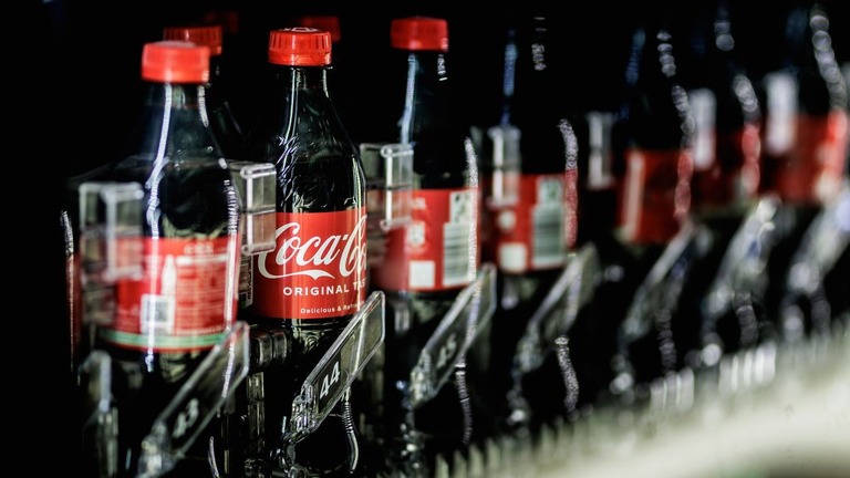 米コカ・コーラはプラスチックに関する「自主的な環境目標」を変更した/Florian Gaertner/Photothek/Getty Images