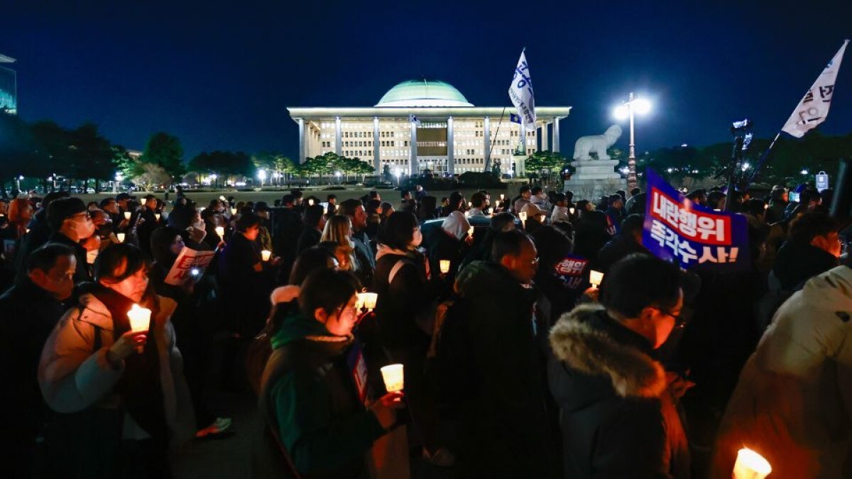 国会議事堂前で尹錫悦大統領に抗議する人々=4日、韓国・ソウル/Daniel Ceng/Anadolu/Getty Images