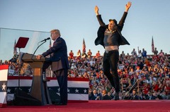 選挙集会でトランプ氏と一緒に登壇した際、イーロン・マスク氏は壇上でジャンプを披露した＝１０月５日、バトラー
