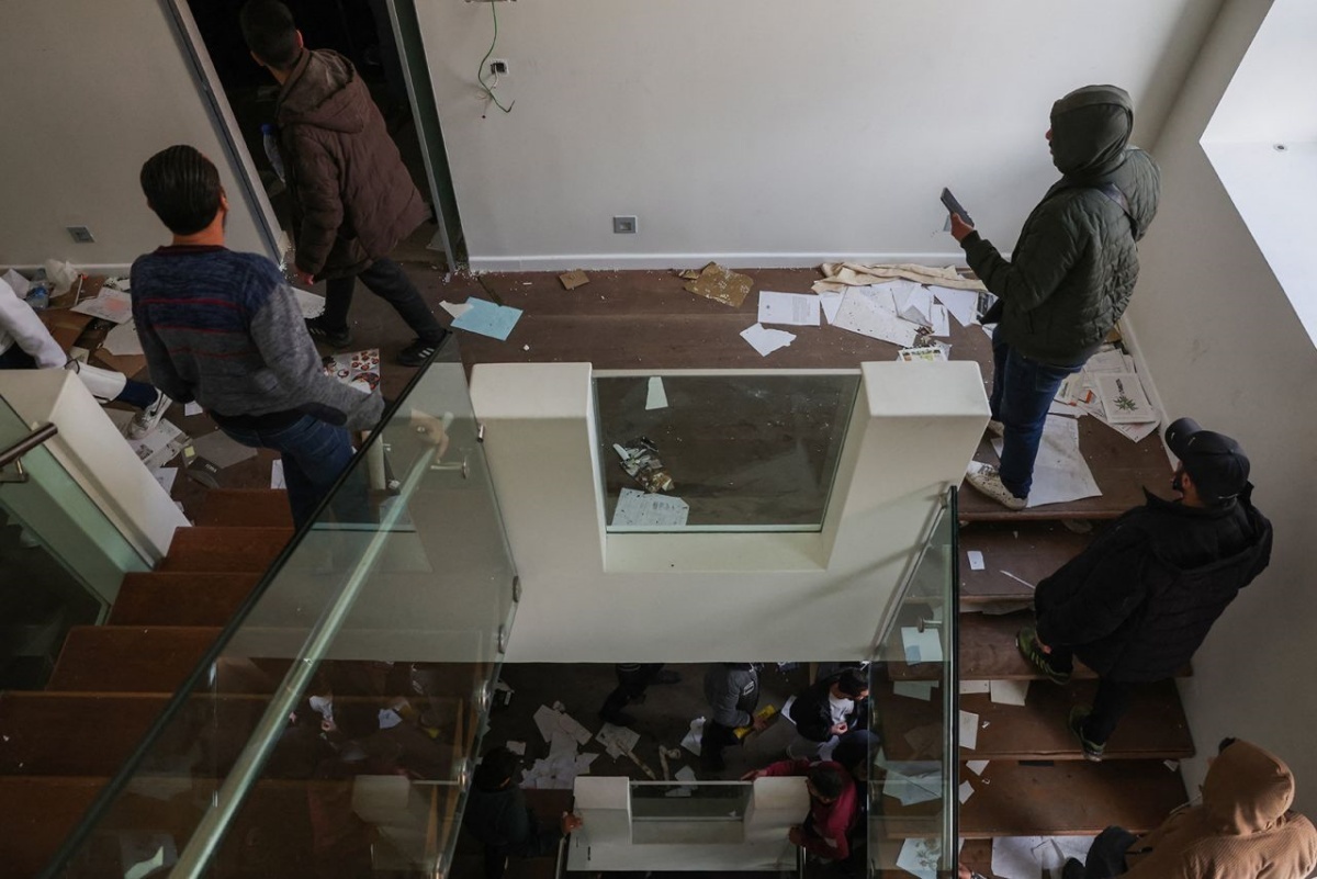 大統領公邸に侵入する人々=8日/Omar Haj Kadour/AFP/Getty Images