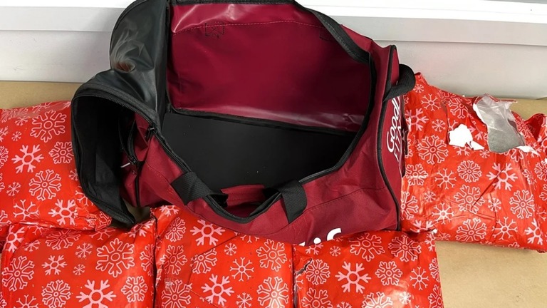「クリスマスプレゼント」の中から１０キロを超えるメタンフェタミンが見つかった＝ニュージーランド・オークランド空港/New Zealand Customs/Facebook
