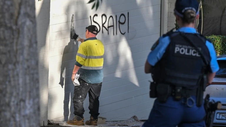 反ユダヤの落書きを消す作業員＝１１日、シドニー東郊ウラーラ/Mick Tsikas/AAP Image/AP