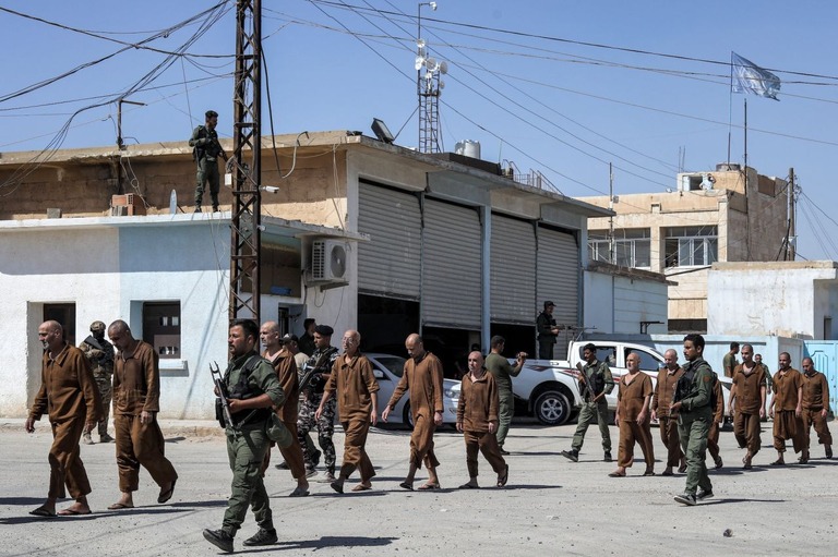シリア北東部でＩＳＩＳのメンバーとされた被収容者が解放されたときの様子＝９月２日/Delil Souleiman/AFP/Getty Images