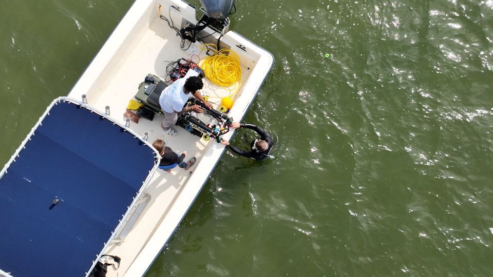 ノースカロライナ州アウターバンクス南端沖の海底に海草植え付け用ロボット「グラスホッパー」を設置しようとするリーフジェンの社員ら/CNN