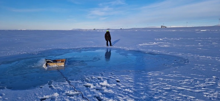 実地試験中に水中ポンプのテストを行うリアルアイスのメンバー＝２０２３年２月、米アラスカ州ノーム/Real Ice