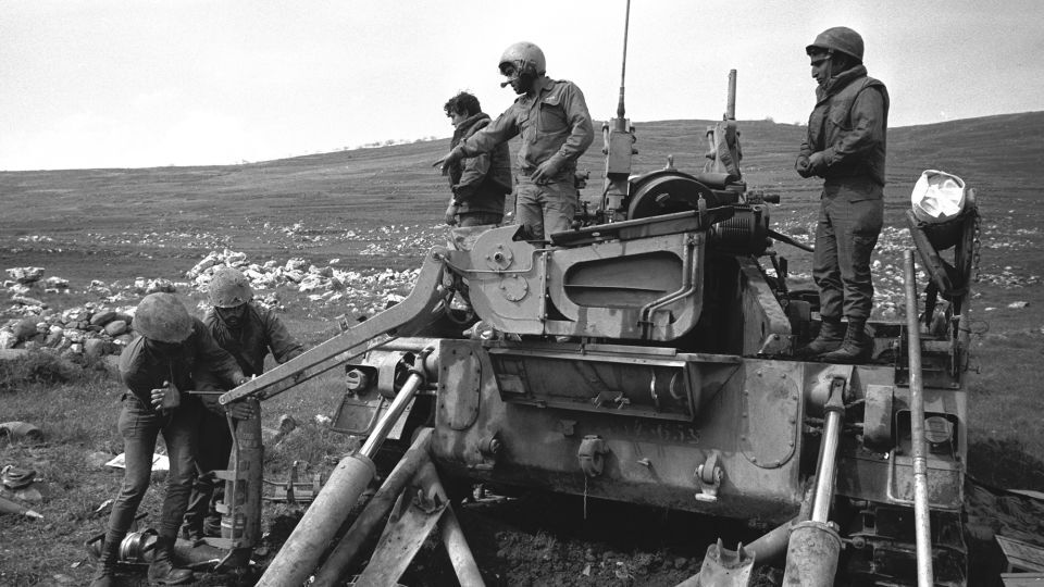 ヘルモン山に展開するイスラエル軍の火砲=1974年/Alain Dejean/Sygma/Getty Images