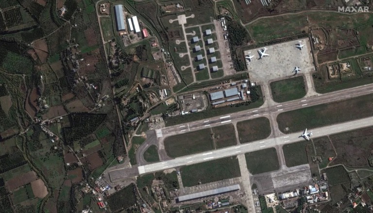 フメイミム空軍基地で装備品を積載するロシア軍用機を示す衛星画像。１３日撮影/Maxar Technologies
