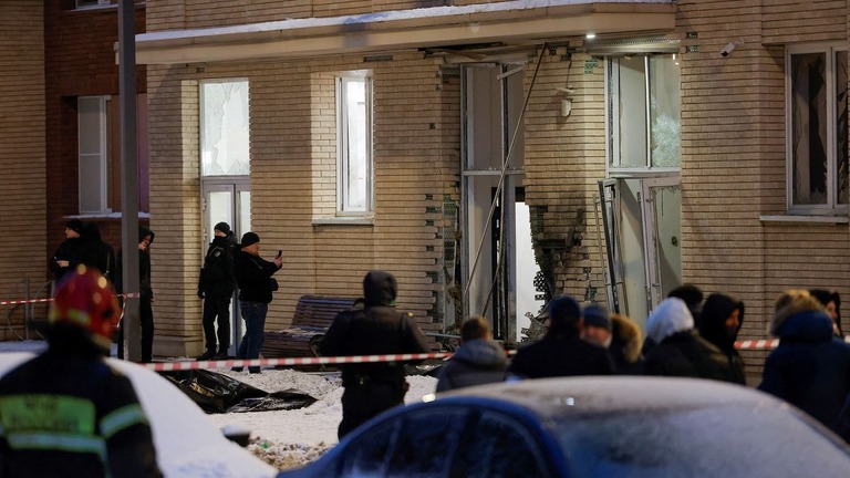 ロシア首都モスクワ市内の爆発現場/Maxim Shemetov/Reuters