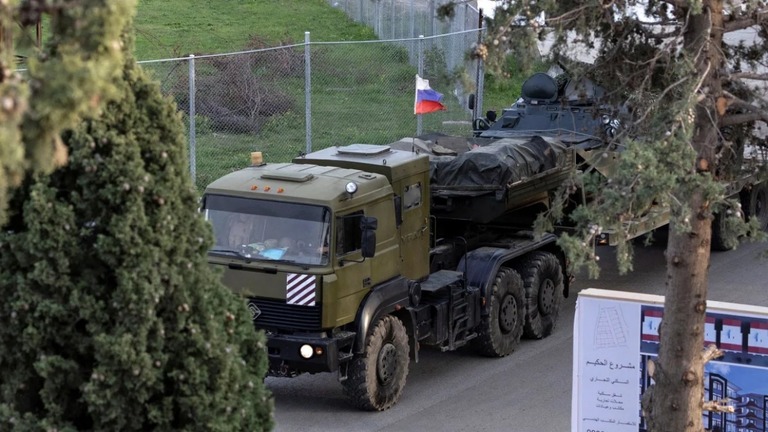 フメイミム空軍基地に向かうロシアの軍事車両＝１５日、シリア・ラタキア/Umit Bektas/Reuters