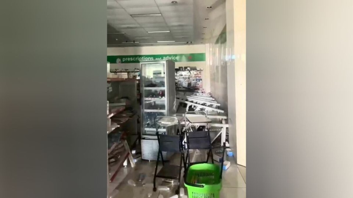 品物が床に散乱した店内=17日、バヌアツ・ポートビラ/Tana Plaza Pharmacy/ via Reuters