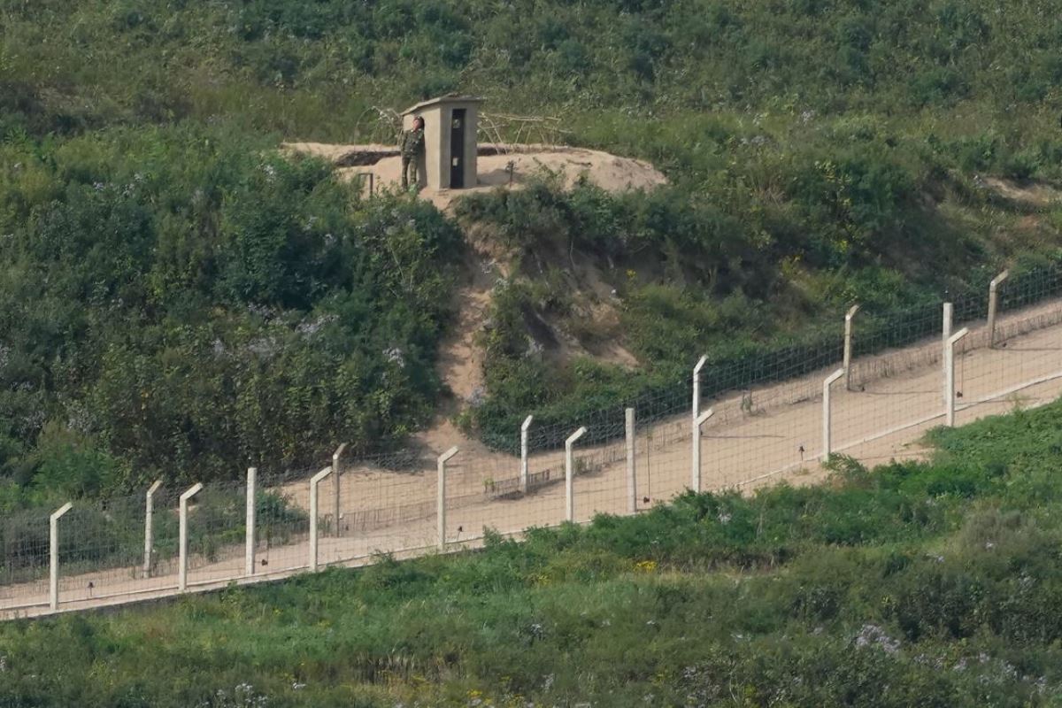 ロシアや中国との国境に近い監視所で休む北朝鮮兵=2023年9月/Ng Han Guan/AP/File