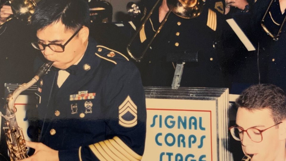 米陸軍軍楽隊の一員としてサックスを吹くホーイさん(左前)=1990 年頃、米ジョージア州フォートゴードン
/Courtesy Wayne Hoey