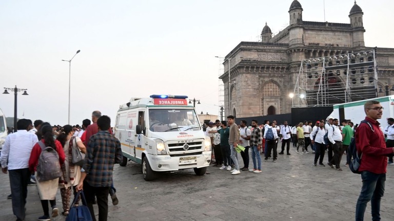 インドのムンバイ沖で客船が海軍艇と衝突し少なくとも１３人が死亡/Imtiyaz Shaikh/Anadolu/Getty Images