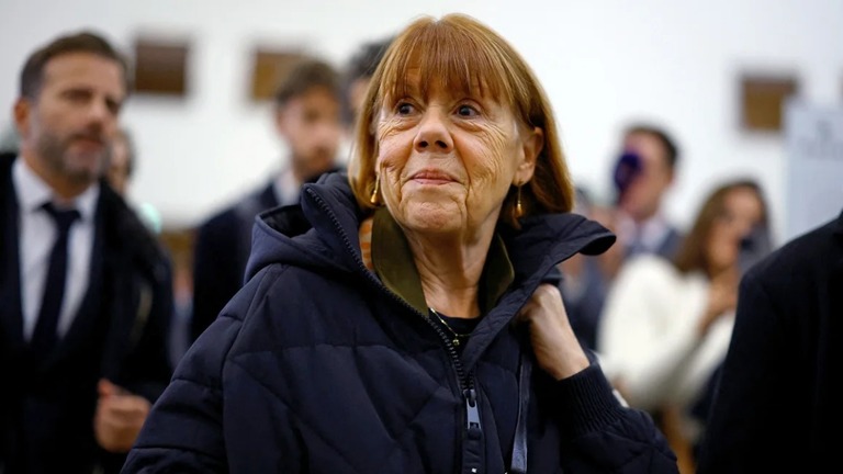 南仏アビニョンの裁判所を後にするジゼル・ペリコさん/Sarah Meyssonnier/Reuters