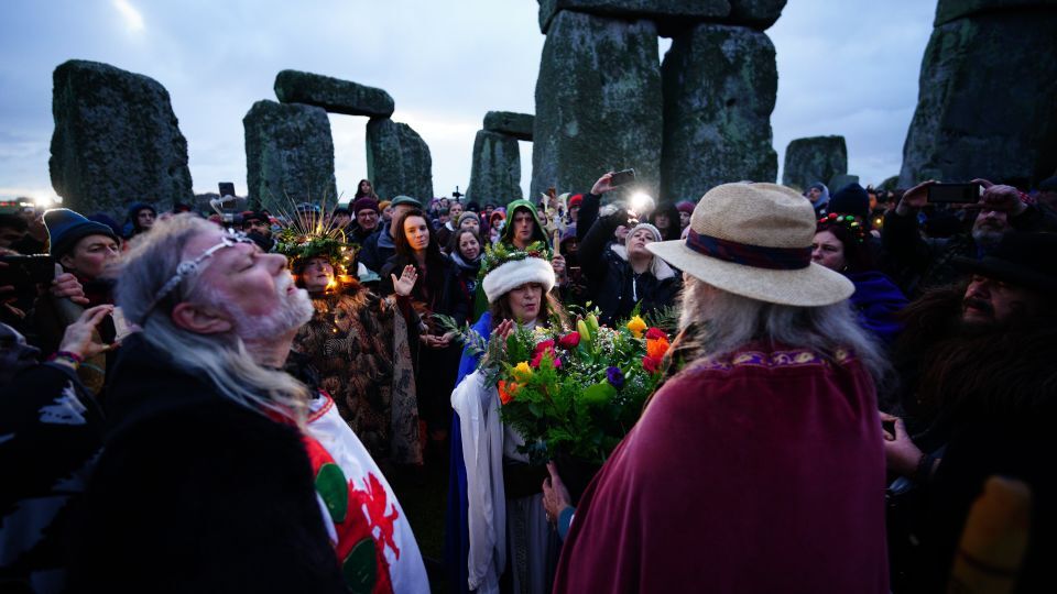 ストーンヘンジで冬至の日の祝祭に参加する人々=2023年12月22日撮影/Ben Birchall/PA Images/Getty Images/File