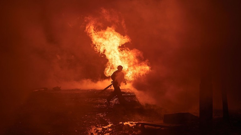 ロシアによるミサイル攻撃の現場で作業に当たる救急隊員/Vlada Liberova/Libkos/Getty Images