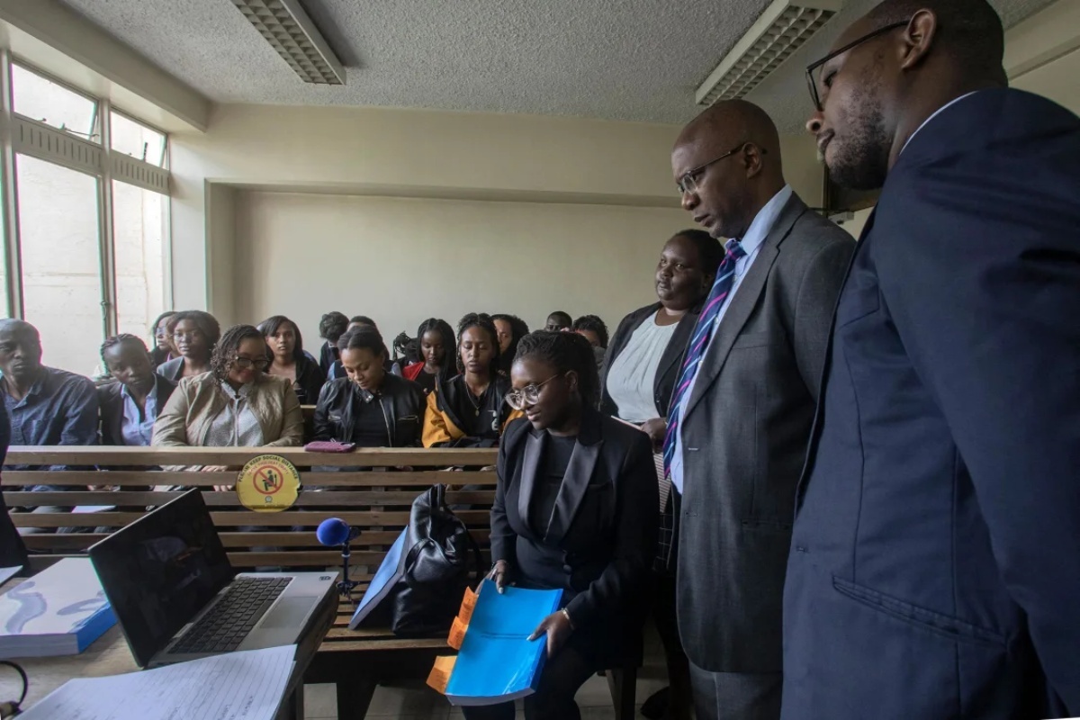 裁判前にメタの法律顧問や判事と協議する弁護士=2023年4月12日/Tony Karumba/AFP/Getty Images