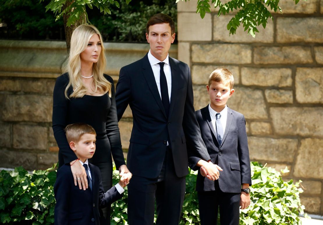イバナ・トランプ氏の葬儀に出席したイバンカ・トランプ氏と夫のジャレッド・クシュナー氏と子どもたち=2022年7月、米ニューヨーク市/John Lamparski/Getty Images