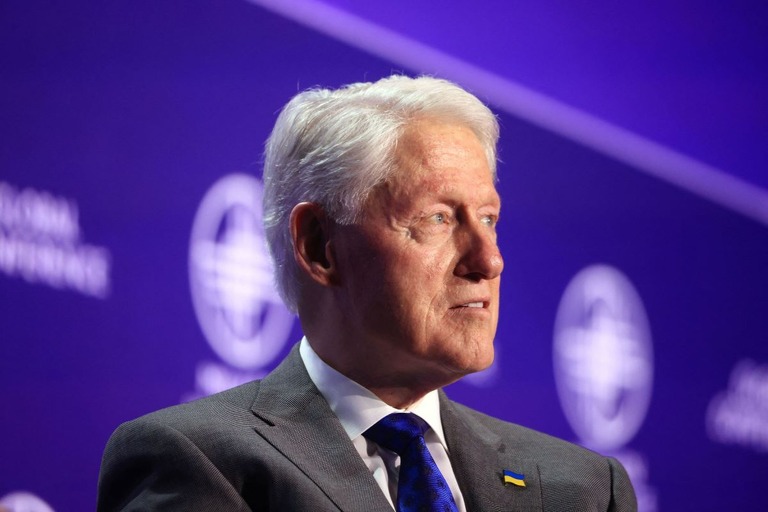 クリントン元米大統領、発熱で入院 - CNN.co.jp