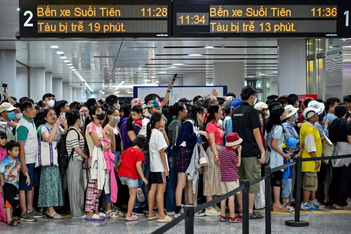都市鉄道1号線に乗るため列を作る人々=22日、ベトナム・ホーチミン/Nhac Nguyen/AFP/Getty Images