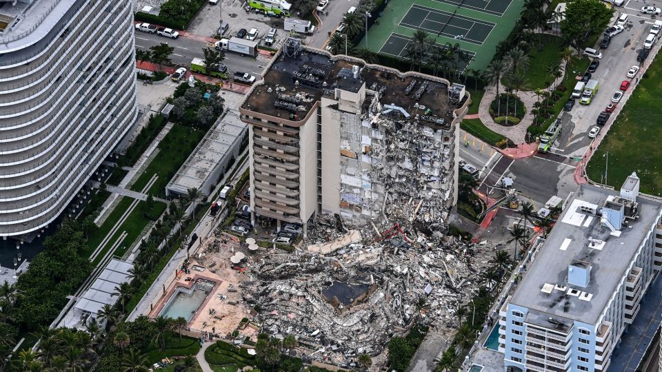 2021年にマイアミビーチ北部のサーフサイドで起きた高層ビル倒壊の様子/Chandan Khanna/AFP/Getty Images