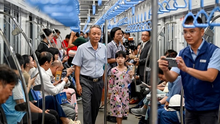 都市鉄道1号線の車内の様子＝２２日/Nhac Nguyen/AFP/Getty Images