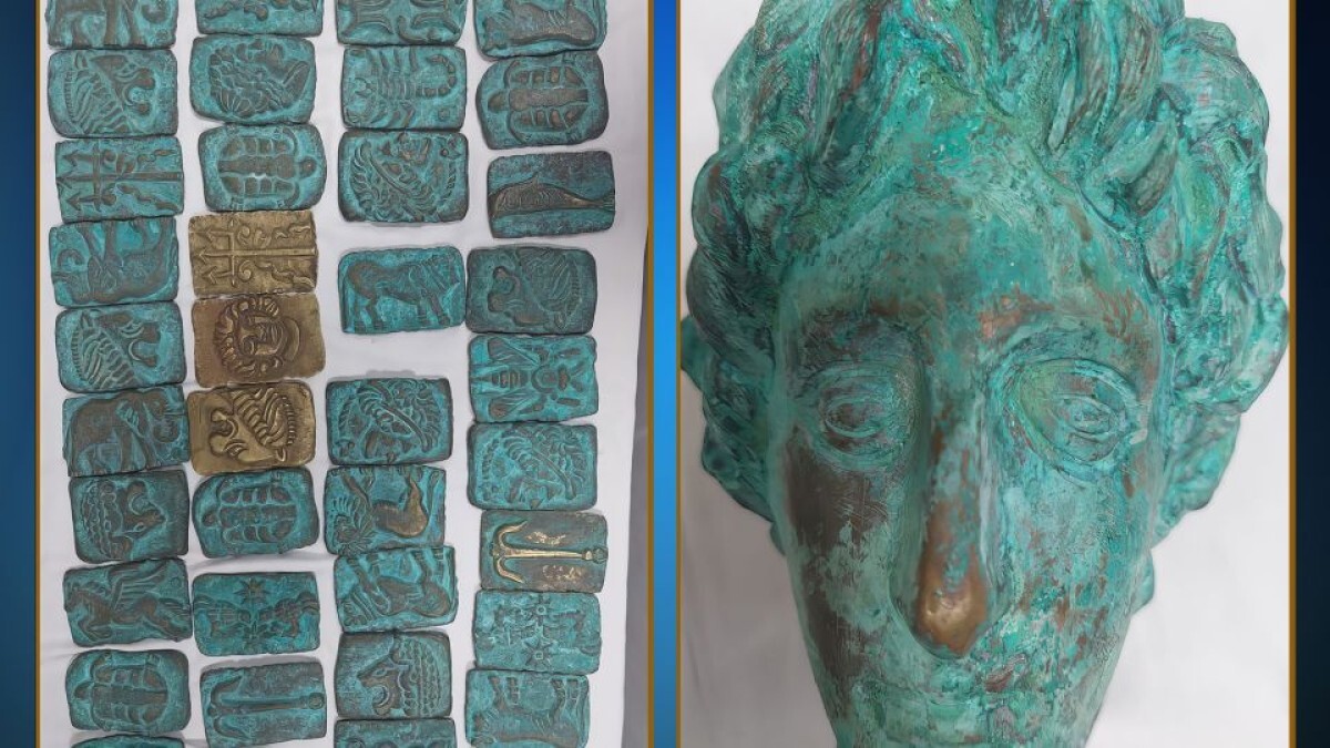 古代の硬貨や像の頭部など約450点が押収された/Egyptian Interior Ministry