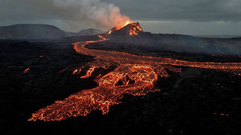アイスランド・レイキャネス半島の火山から流れ出る溶岩＝６月/John Moore/Getty Images