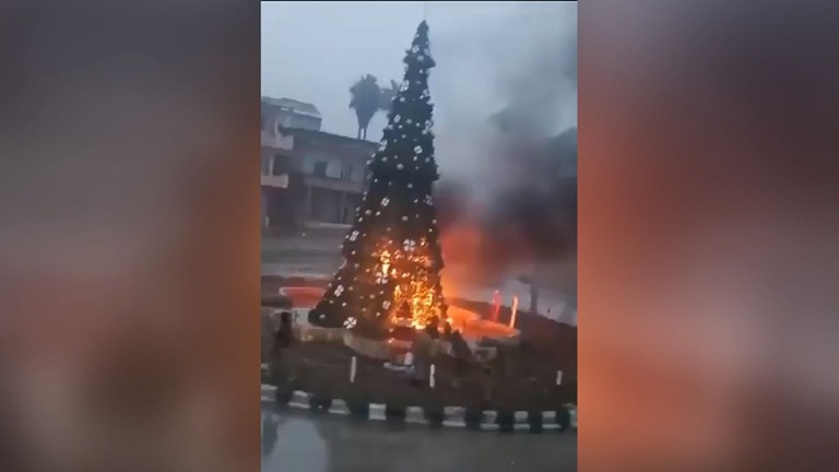 シリア中部の都市にあるクリスマスツリーに火が付けられる動画が拡散した
/Social media