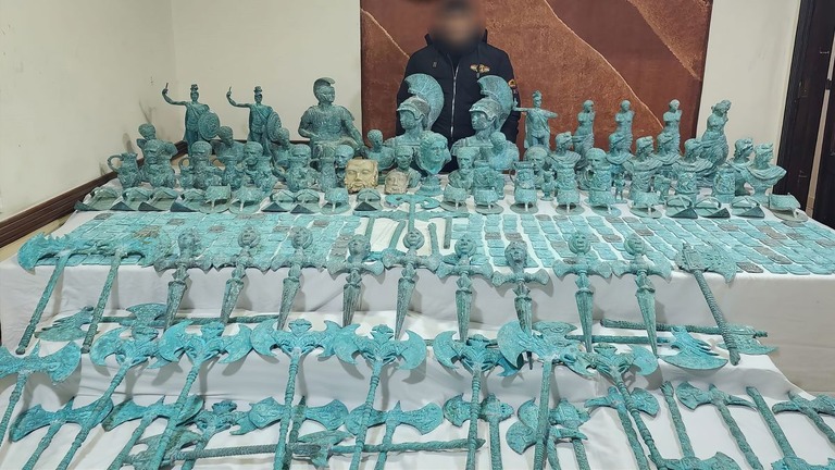 エジプト内務省は古代遺物を盗むために潜水したとされる２人から数百点の遺物を押収した
/Egyptian Interior Ministry