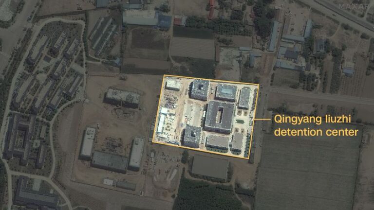 甘粛省慶陽市の収容センター。2階建ての収容施設1棟、4階建ての宿泊用建物2棟、オフィスビル2棟で構成される。/Maxar Technologies/CNN