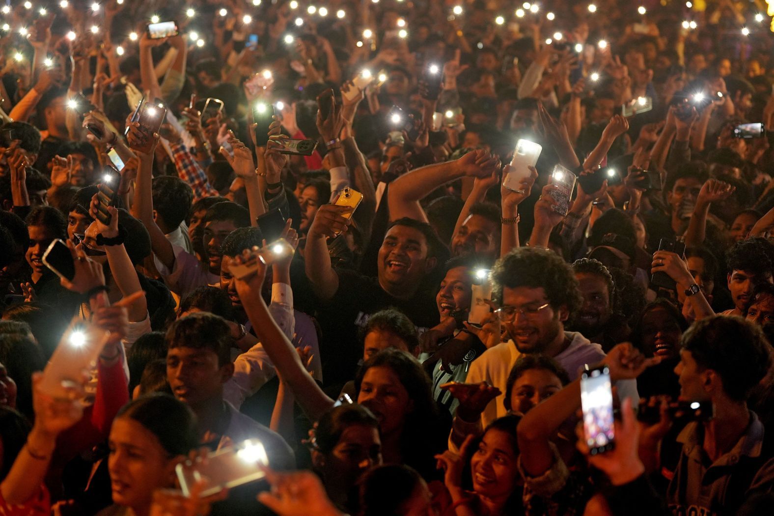 新年の祝賀行事に参加中、携帯電話のフラッシュをたく人々＝インド・ムンバイ/Hemanshi Kamani/Reuters