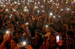 新年の祝賀行事に参加中、携帯電話のフラッシュをたく人々＝インド・ムンバイ