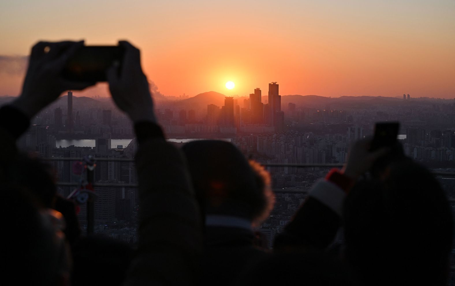 １年最後の日没を眺めながら写真撮影＝韓国ソウル/Jung Yeon-Je/AFP/Getty Images