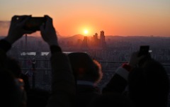 １年最後の日没を眺めながら写真撮影＝韓国ソウル