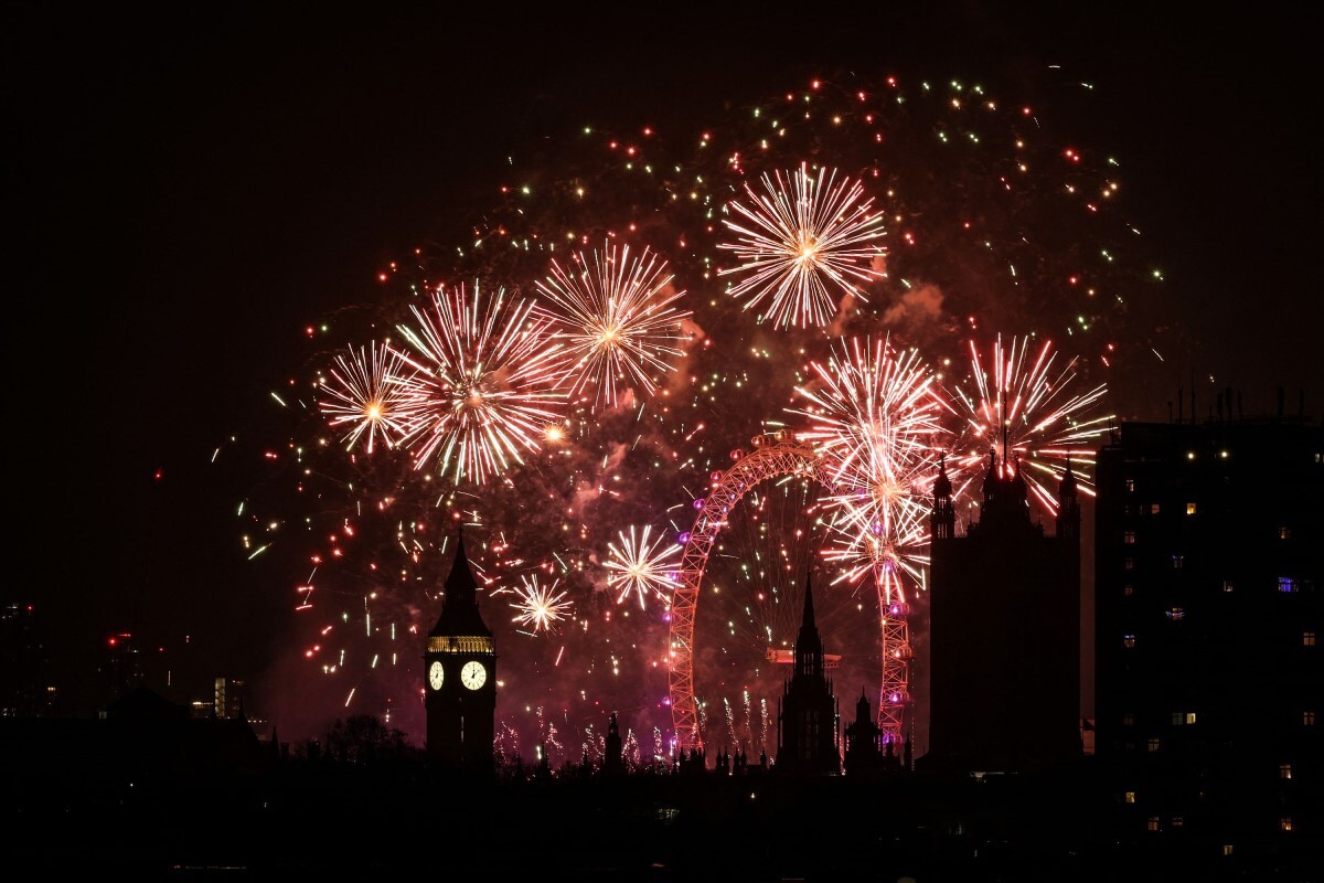夜空に輝く花火＝１日午前０時過ぎ、英ロンドン中心部/Adrian Dennis/AFP/Getty Images
