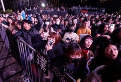 新年のお祝いで歓声を上げる人々＝台北