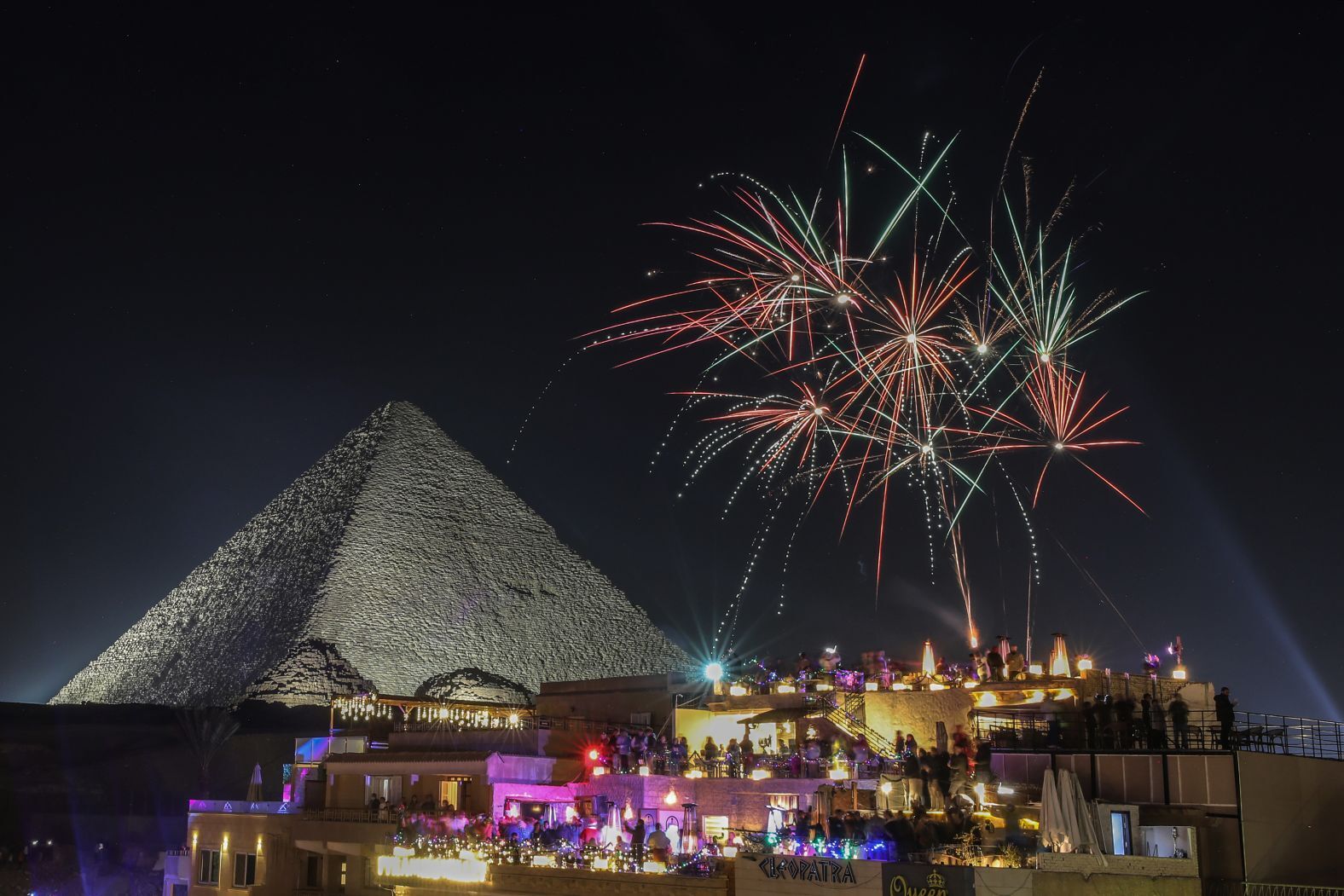 ギザのピラミッド上空の夜空を照らす花火＝エジプト/Mohamed Elshahed/Anadolu/Getty Images