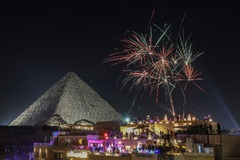 ギザのピラミッド上空の夜空を照らす花火＝エジプト