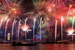 ビクトリア・ハーバーの夜空を照らす花火＝香港