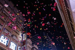 新年のお祝いに風船を空に飛ばす様子＝中国・武漢