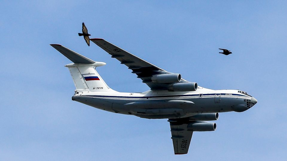 軍事パレードの準備でモスクワ上空を飛行する大型輸送機「イリューシン76」/Sefa Karacan/Anadolu Agencya/Getty Images