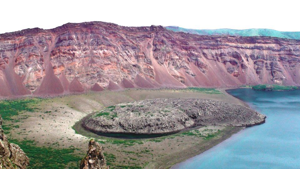 1831年のザバリツキー火山の噴火でできた幅約3キロのカルデラ。過去の噴火の堆積物が赤、黒、白の断層を形成している/Oleg Dirksen