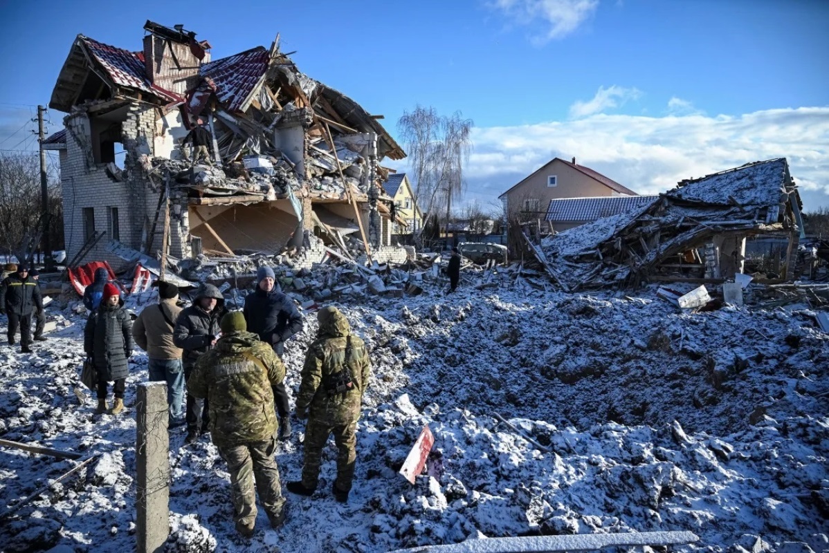 ロシア軍による攻撃後、破壊された家屋を調べる住民や爆弾処理班=4日/Maksym Kishka/Reuters