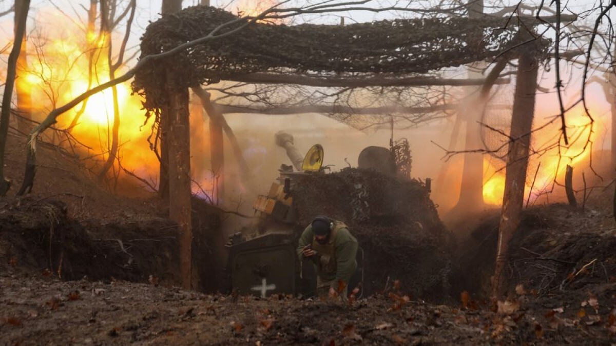 ロシア軍に向けて発砲するウクライナ兵=2024年12月24日、ウクライナ・ドネツク州/Ivan Antypenko/Suspilne Ukraine/Global Images Ukraine/Getty Images