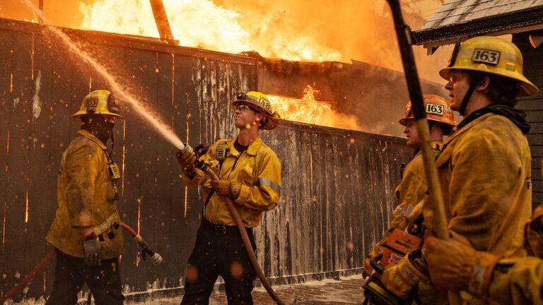 消防員がイートン火災の消火に当たる様子＝アルタデナ/Jason Armond/Los Angeles Times/Getty Images
